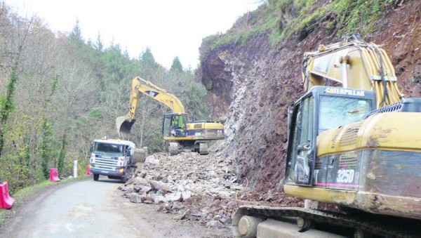 Chantier de déroctage sur la D618 (Arriège).jpg
