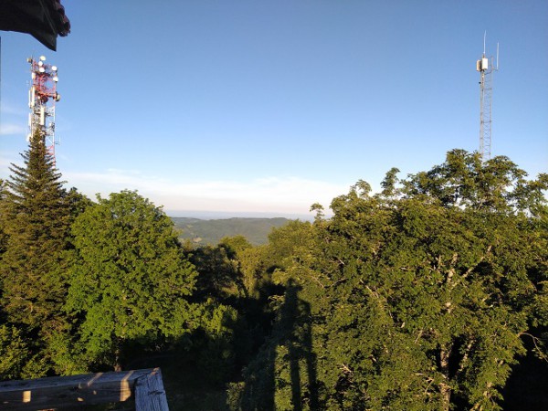 Au Sommet de la tour du Mt St Rigaud.jpg